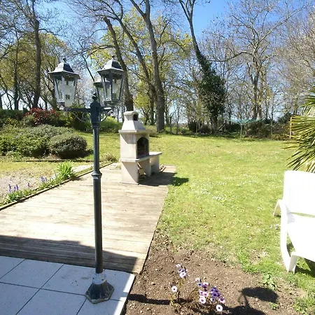 Prázdninový dům Lively With Enclosed Garden